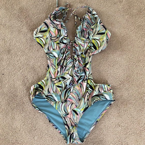 H&M Other - Plunge ruffle one piece H&M swimsuit H&M Other - Plunge ruffle one piece H&M swimsuit